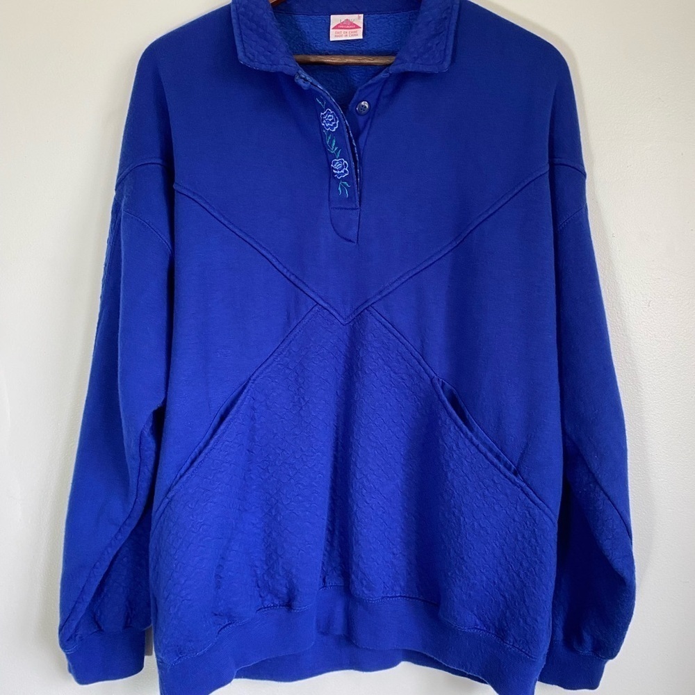 Beautiful Vintage Lady Foot Locker sweater with floral detail. Blue Sz Large